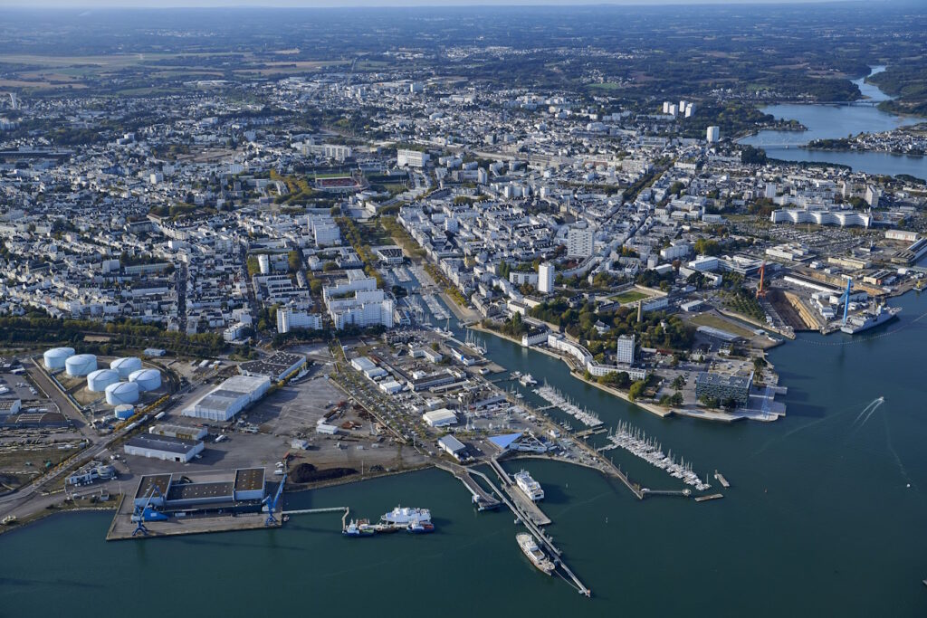 Vue aérienne de Lorient, rade et agglomération